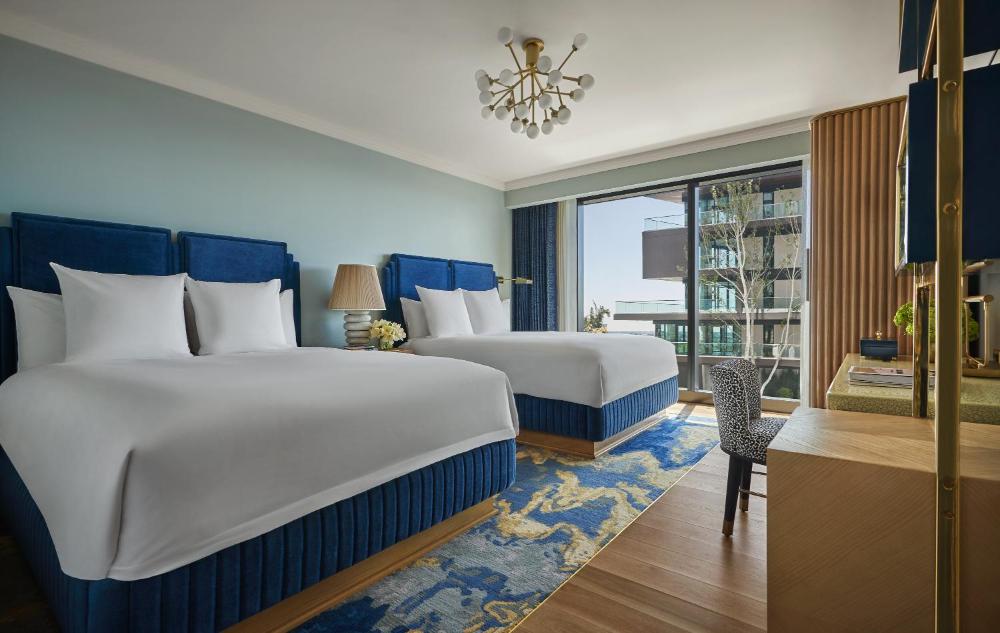 Piazza Queen Queen Room interior
